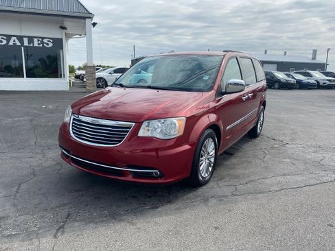 Used 2013 Chrysler Town & Country Touring-L w/ Driver Convenience Group FWD image 1