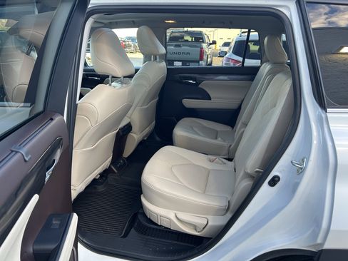 Certified 2021 Toyota Highlander Platinum image 17