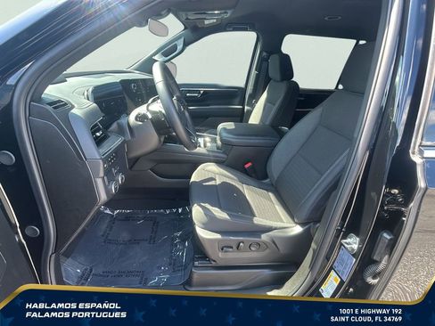 Used 2025 Chevrolet Suburban LS RWD image 12