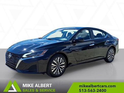 Used 2023 Nissan Altima 2.5 SV w/ SV Premium Package FWD image 3