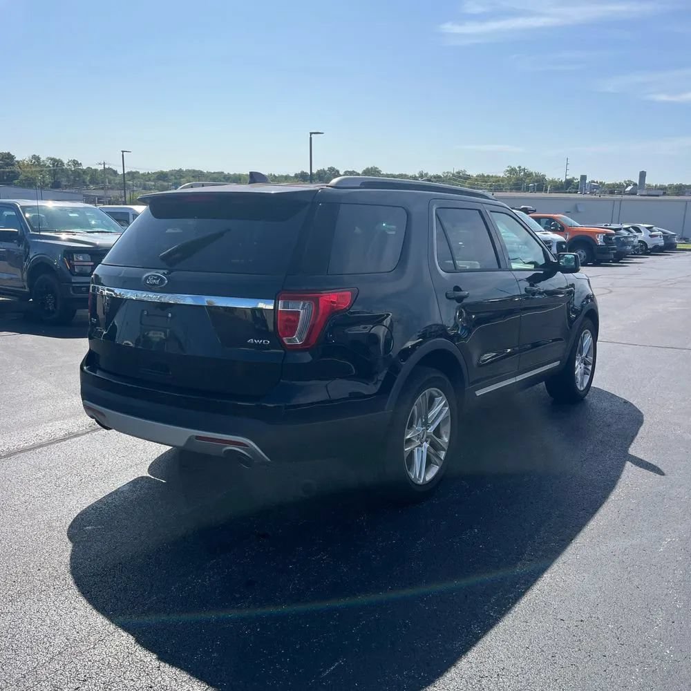 Used 2017 Ford Explorer XLT w/ Equipment Group 202A AWD/4WD image 5