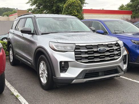 Used 2025 Ford Explorer Active w/ Active Comfort Package RWD image 3