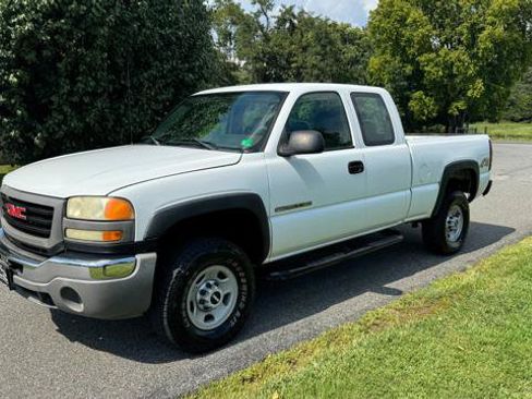 Used 2006 GMC Sierra 2500 W/T w/ Skid Plate Package AWD/4WD image 2