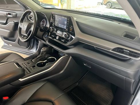 Used 2022 Toyota Highlander XLE AWD/4WD image 23