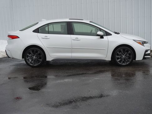 Used 2023 Toyota Corolla SE w/ SE Package image 2