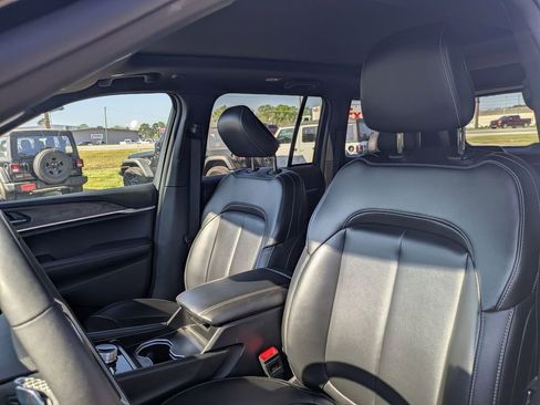 Used 2025 Jeep Grand Cherokee Limited AWD/4WD image 15