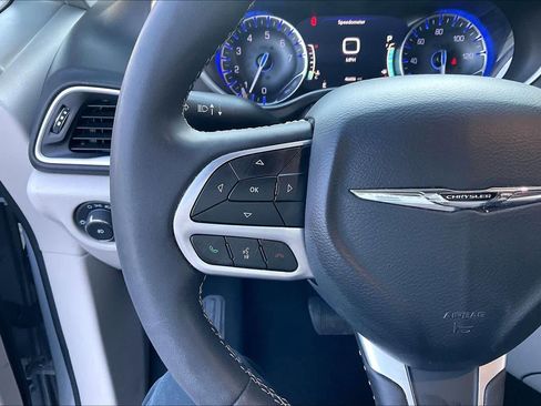 Used 2024 Chrysler Pacifica Touring-L image 23