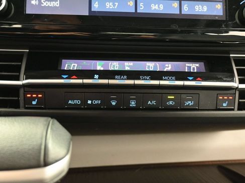 Used 2024 Toyota Sienna XLE FWD image 24