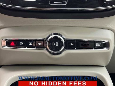 Used 2022 Volvo XC40 T5 Momentum w/ Climate Package image 30