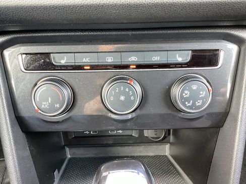 Used 2024 Volkswagen Tiguan SE image 19