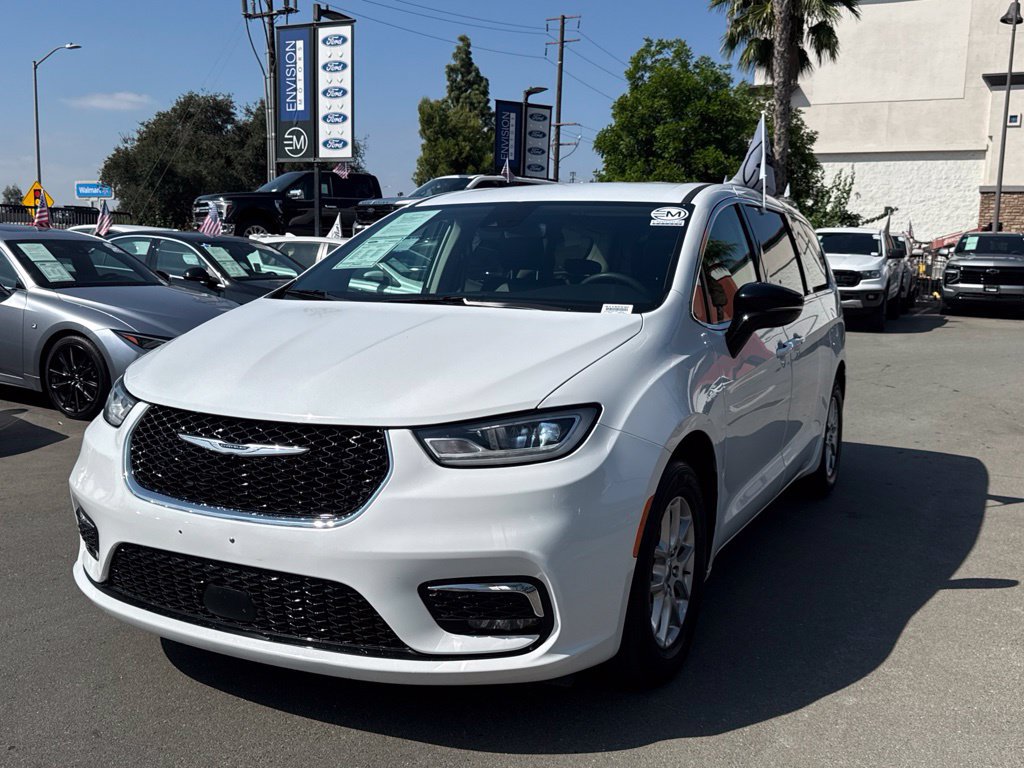 Used 2024 Chrysler Pacifica Touring-L FWD image 5