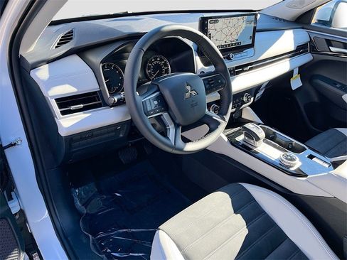 New 2025 Mitsubishi Outlander SE image 9