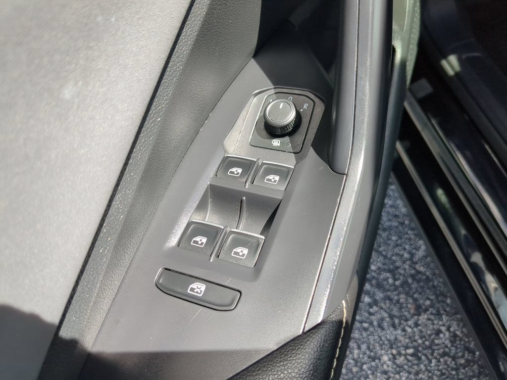 Used 2025 Volkswagen Jetta SE FWD image 17