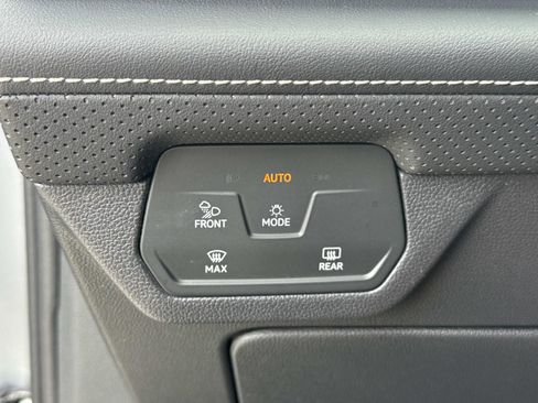 Used 2025 Volkswagen Atlas Cross Sport SE FWD image 20