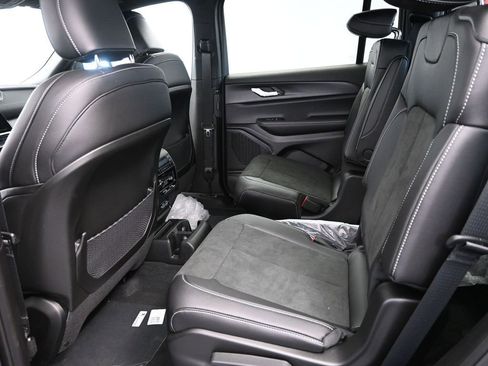 New 2025 Jeep Grand Cherokee L Altitude image 17