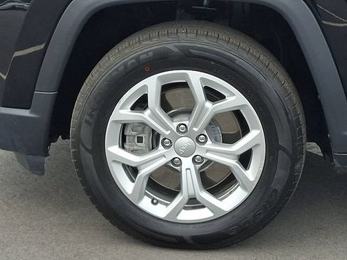 Used 2024 Jeep Compass Latitude AWD/4WD image 8