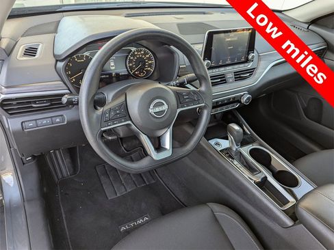 Used 2024 Nissan Altima 2.5 SV image 2