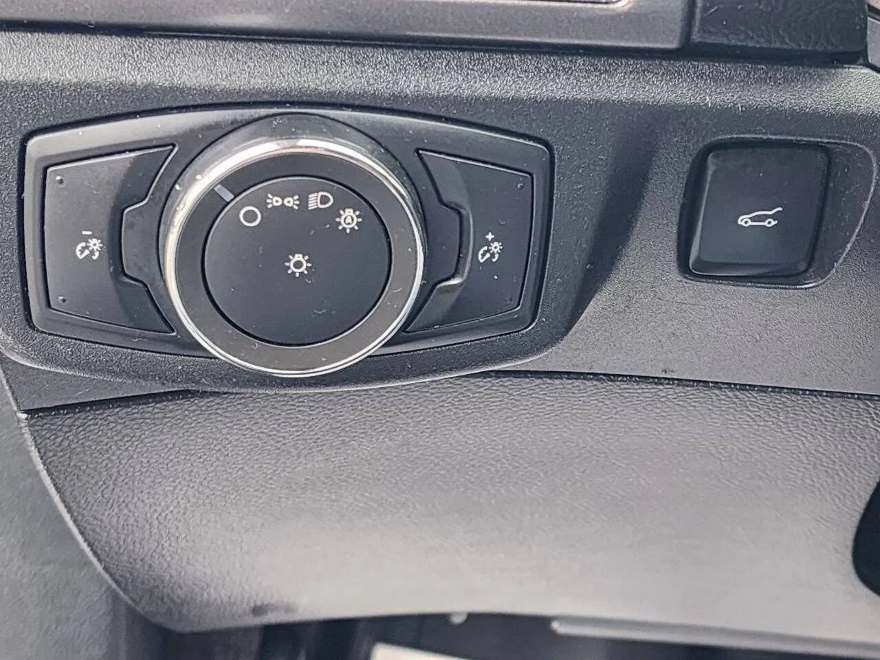 Used 2017 Ford Fusion SE FWD image 17
