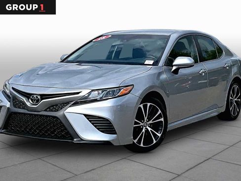 Used 2018 Toyota Camry SE FWD image 1