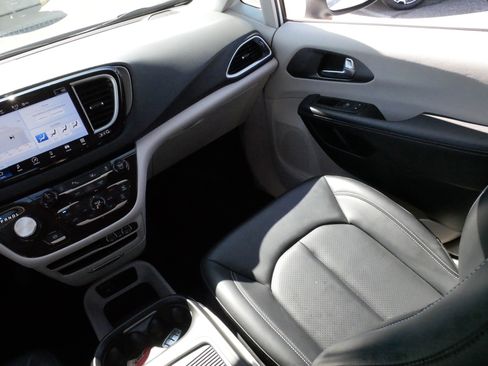 Used 2023 Chrysler Pacifica Touring-L image 10