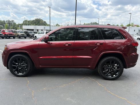 Used 2022 Jeep Grand Cherokee Laredo X RWD image 9