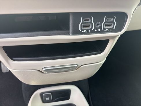 Used 2023 Chrysler Voyager LX FWD image 29