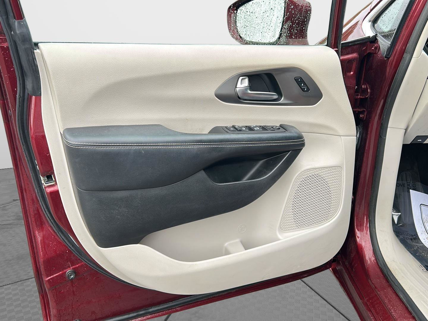 Used 2022 Chrysler Pacifica Touring-L FWD image 10