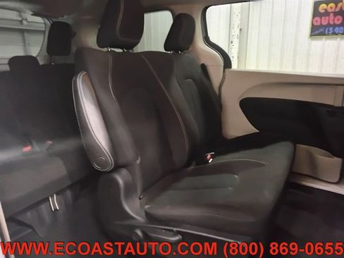 Used 2020 Chrysler Voyager L FWD image 16