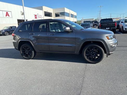 Used 2021 Jeep Grand Cherokee Laredo X AWD/4WD image 4