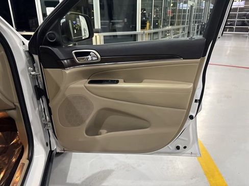 Used 2014 Jeep Grand Cherokee Limited w/ Luxury Group II image 34