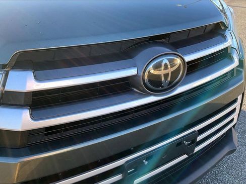 Used 2019 Toyota Highlander XLE image 29