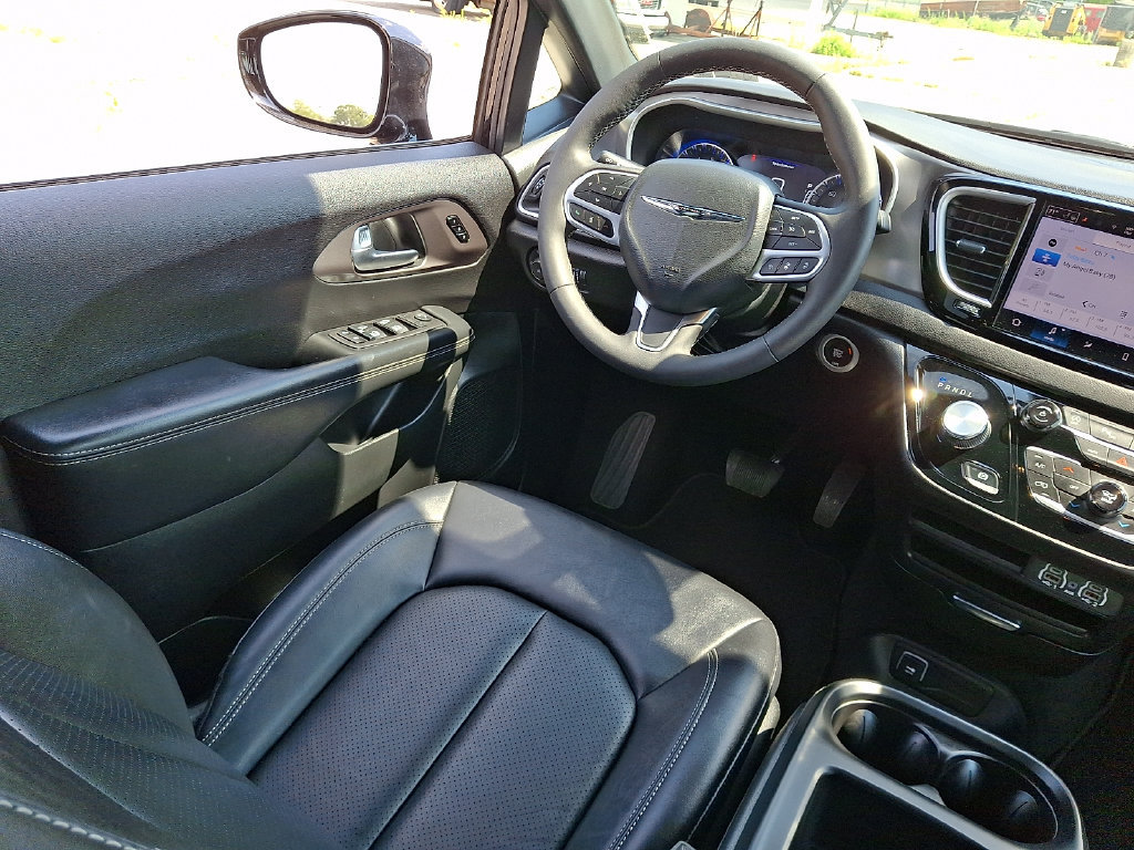 Used 2025 Chrysler Pacifica Select FWD image 15
