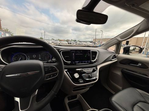 Used 2024 Chrysler Pacifica Touring-L FWD image 37