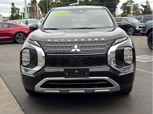 Used 2025 Mitsubishi Outlander SE image 2