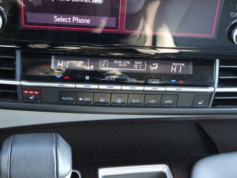 Used 2024 Toyota Sienna XLE image 24