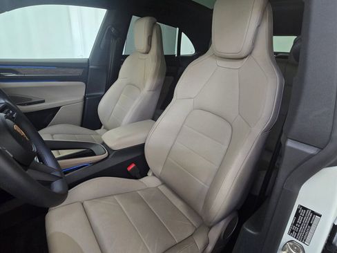 Certified 2025 Porsche Macan Electric image 5