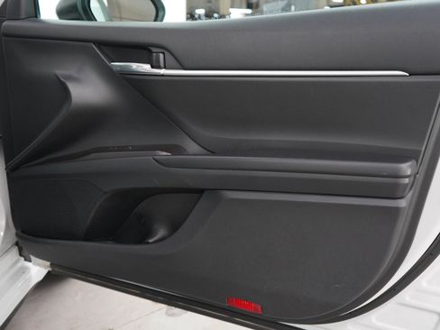 Used 2022 Toyota Camry SE FWD image 9