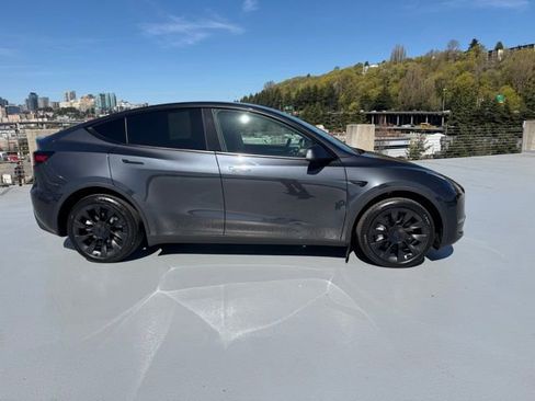 Used 2024 Tesla Model Y Long Range image 2