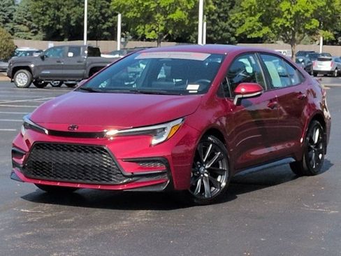 Used 2025 Toyota Corolla SE FWD image 2