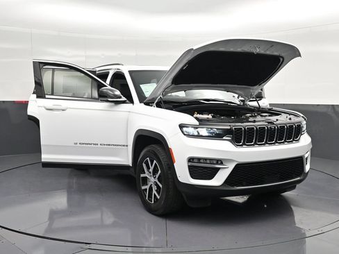 Used 2024 Jeep Grand Cherokee Limited w/ Luxury Tech Group II RWD image 28