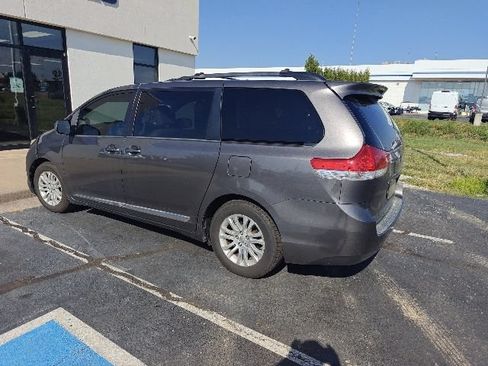 Used 2012 Toyota Sienna XLE FWD image 3