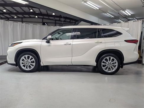 Used 2021 Toyota Highlander Limited image 26