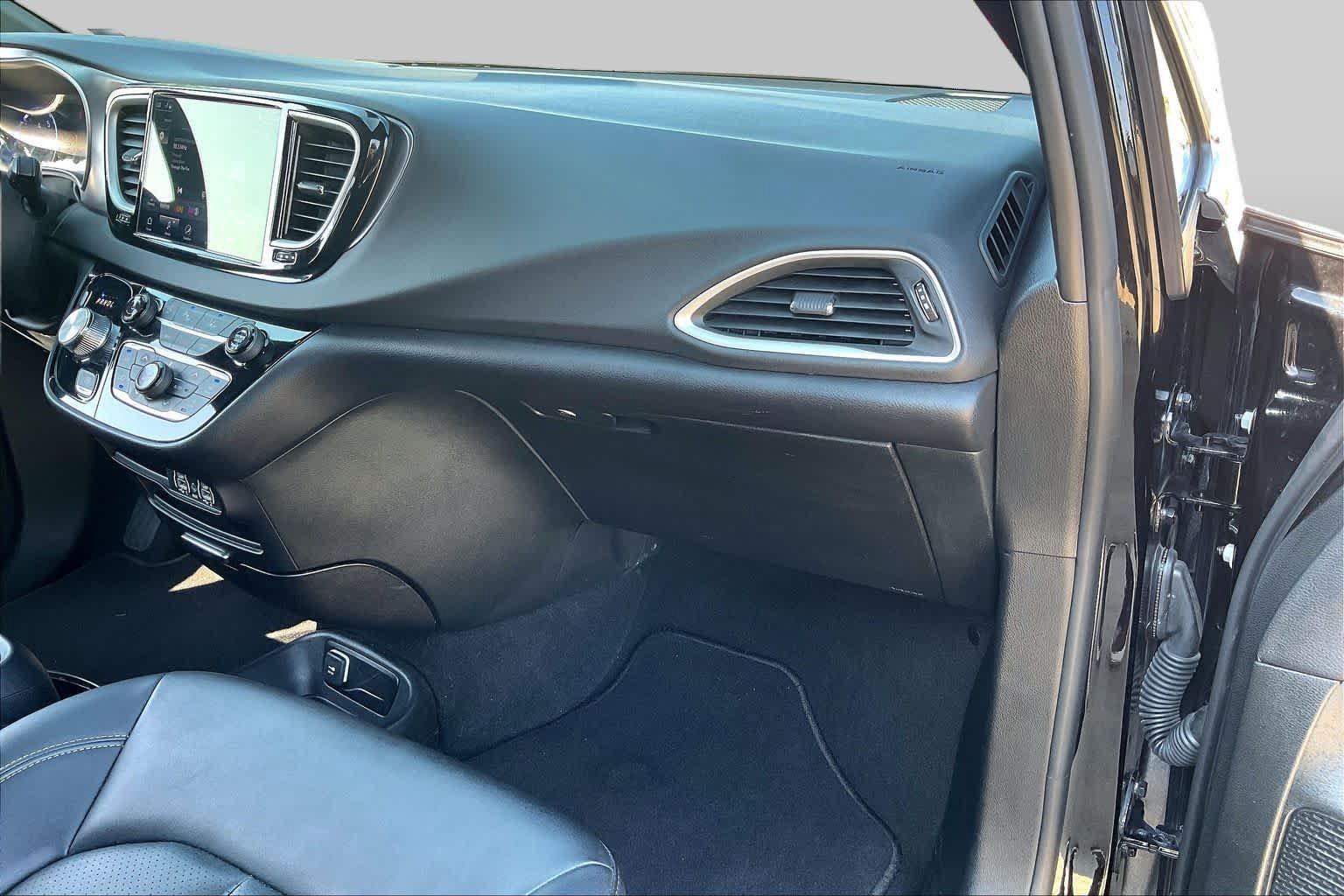 Used 2025 Chrysler Pacifica Select FWD image 15