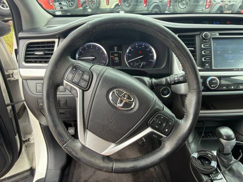 Used 2014 Toyota Highlander Limited Platinum AWD/4WD image 11