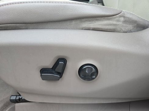 Used 2018 Chrysler Pacifica Touring-L image 16