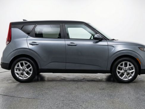 Used 2025 Kia Soul LX w/ LX Technology Package FWD image 11