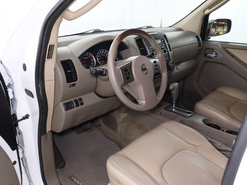 Used 2011 Nissan Frontier SL image 9