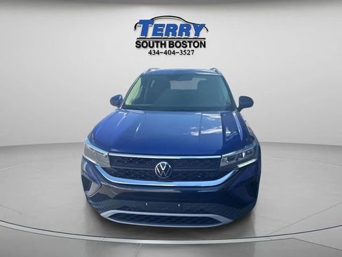 Used 2024 Volkswagen Taos SE FWD image 2