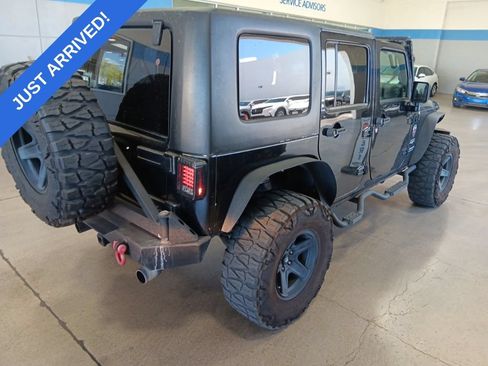 Used 2017 Jeep Wrangler Unlimited Sahara w/ Connectivity Group AWD/4WD image 3