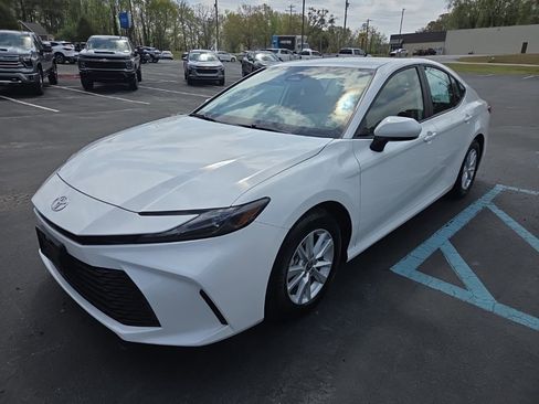 Used 2025 Toyota Camry LE image 3